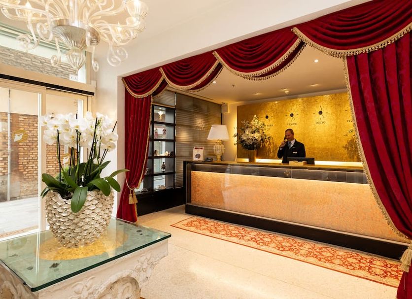 Front desk Photo