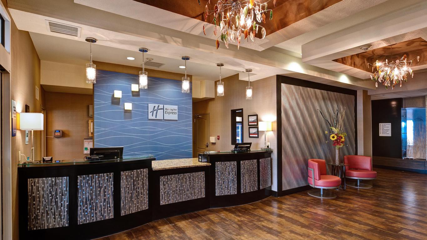 Holiday Inn Express & Suites Wichita Northwest, An IHG Hotel