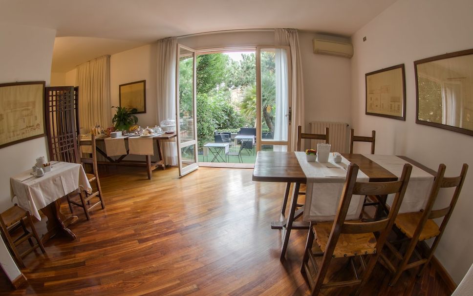 Dining room Photo