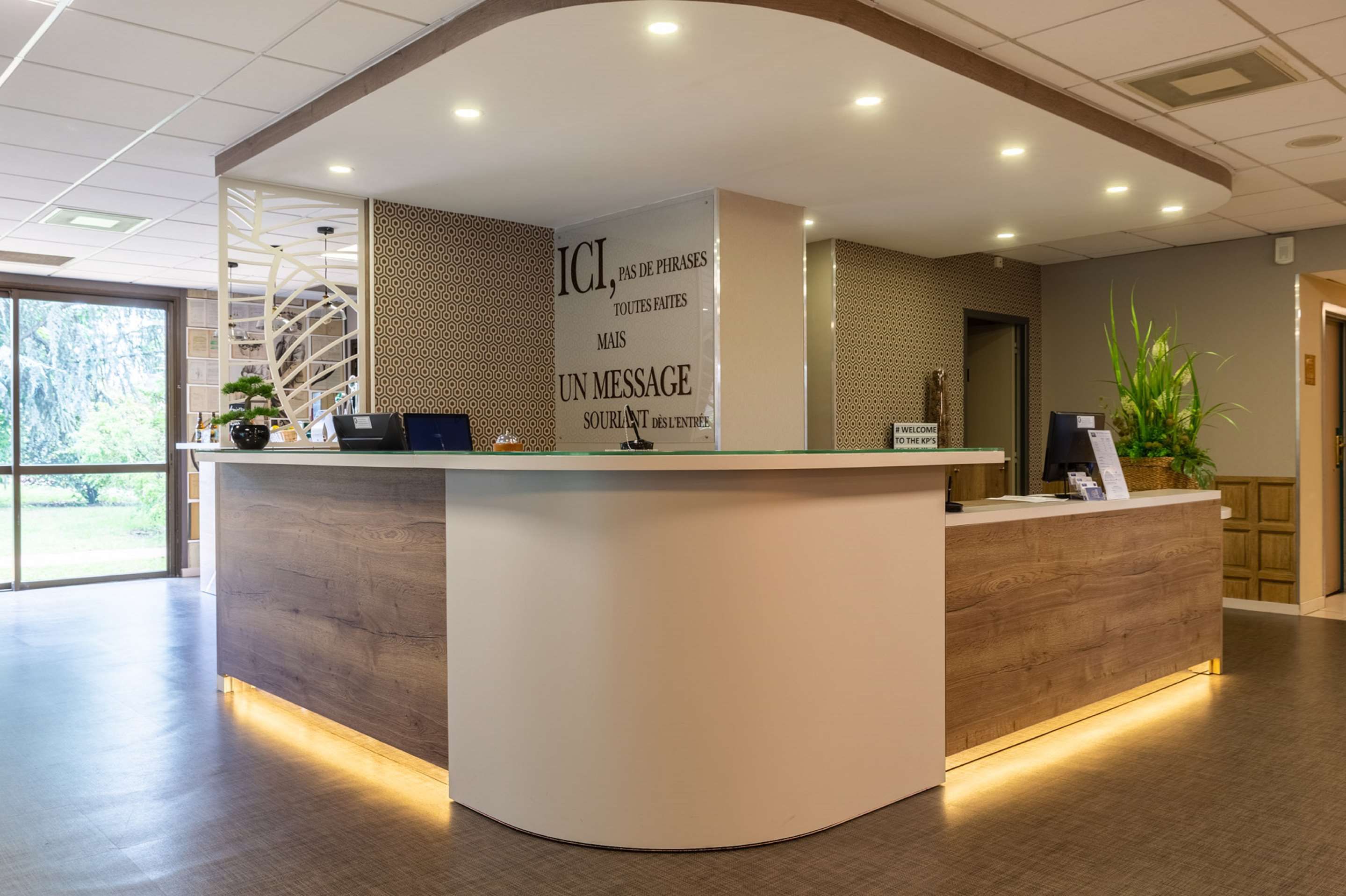 Front desk Photo