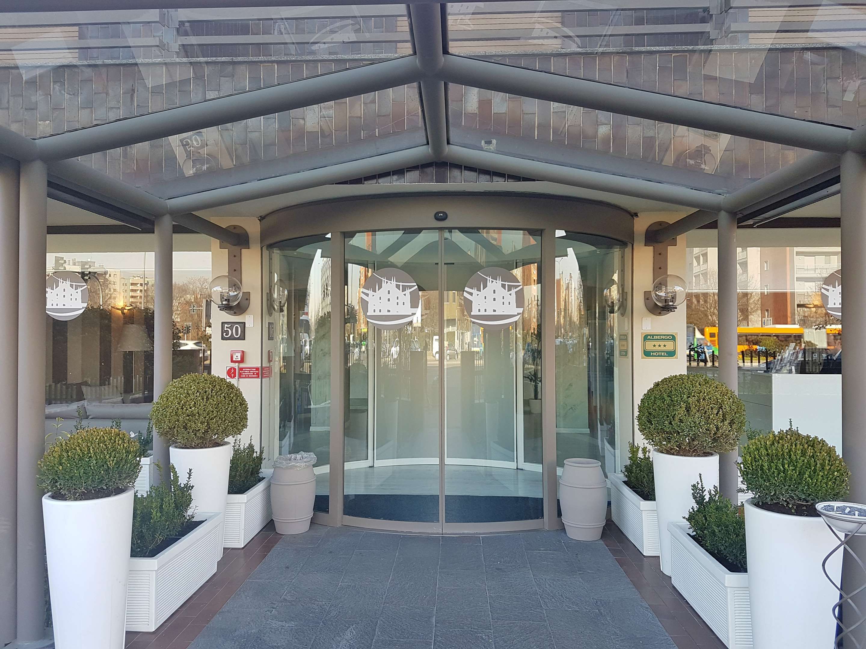 Hotel entrance Photo