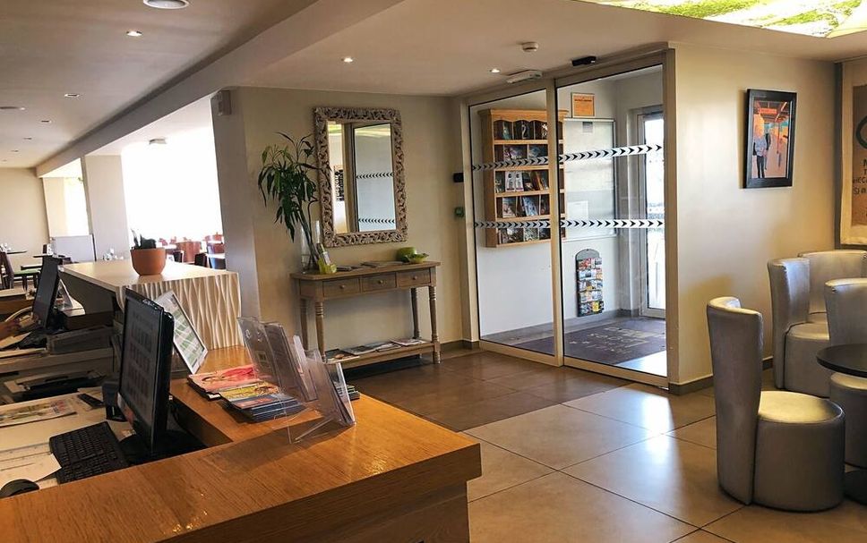 Front desk Photo