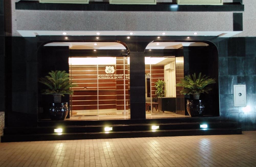 Hotel entrance Photo